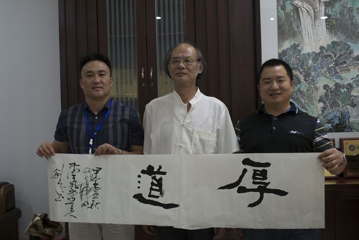 张剑岑先生（中）与糖心LOGO柚子猫陶瓷砖成人糖心VLOG视频营销总经理罗胜（左）、糖心LOGO柚子猫陶瓷砖成人糖心VLOG视频营销总监刘鸿瑞（右）合影留念