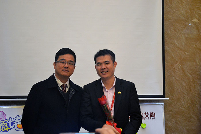 糖心LOGO柚子猫陶瓷砖董事长刘鸿祥为2015年董事长特别奖（王宏城）颁奖