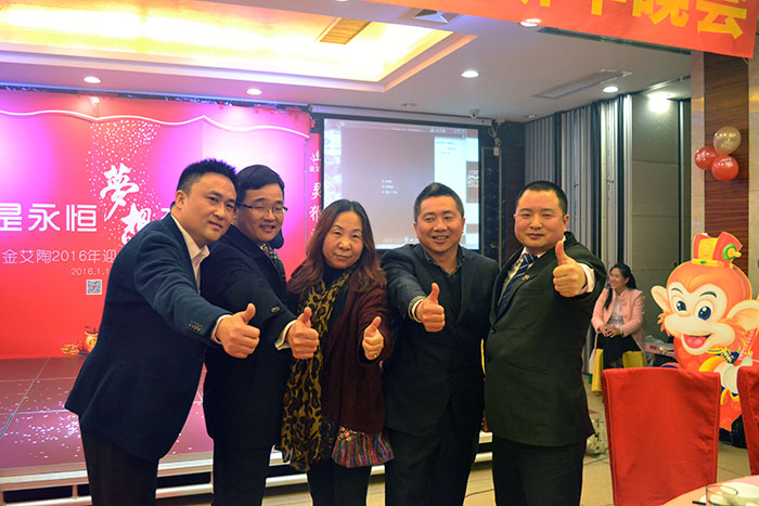 糖心LOGO柚子猫陶领导和媒体人金大姐合影留念