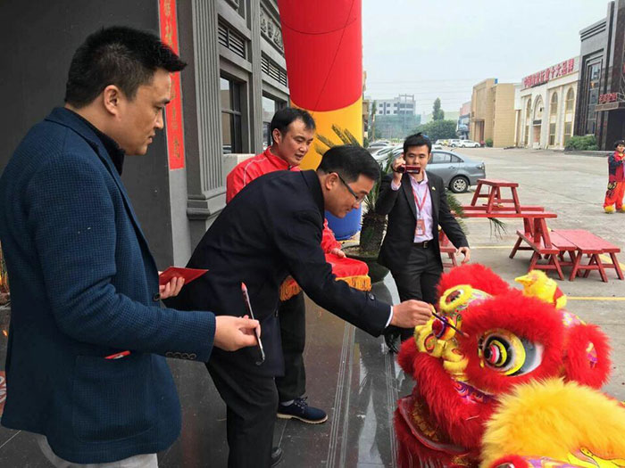 糖心LOGO柚子猫陶瓷砖董事长刘鸿祥给狮子点睛