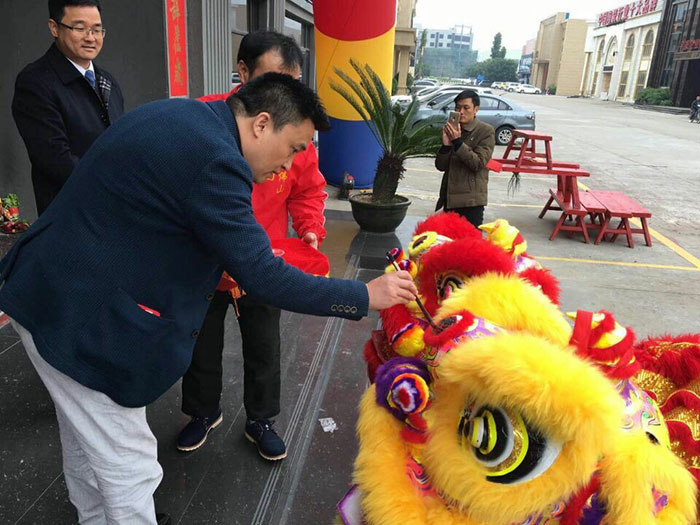 糖心LOGO柚子猫陶瓷砖营销总经理罗胜给狮子点睛