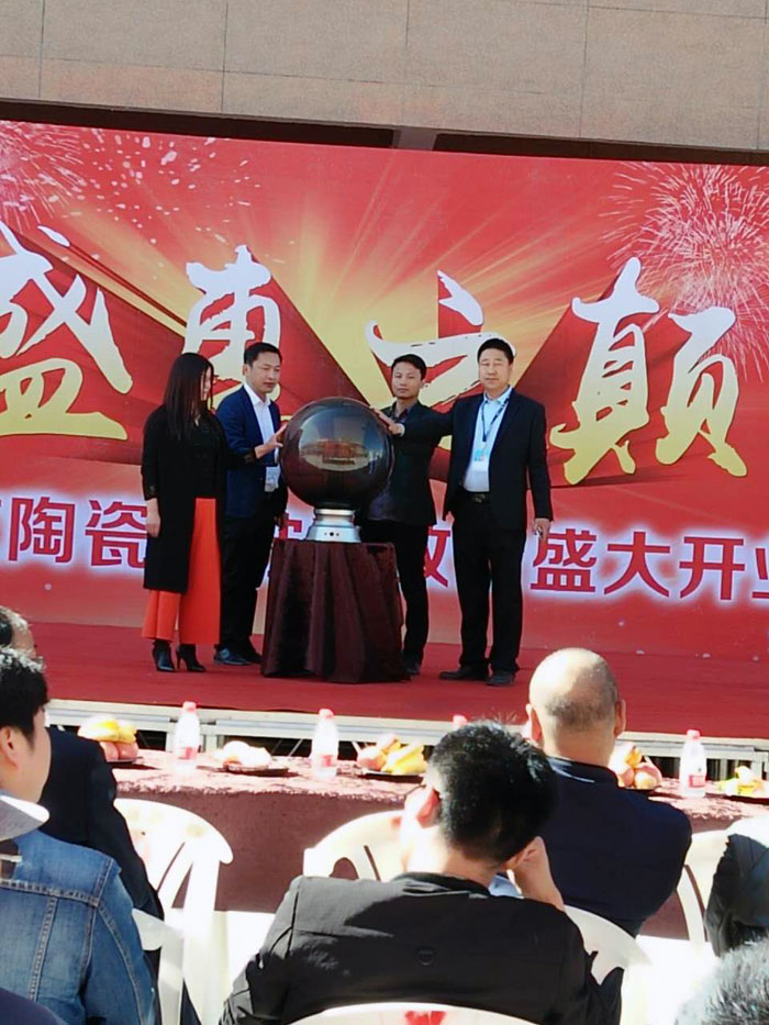 糖心LOGO柚子猫陶瓷砖甘肃张掖店盛装开业
