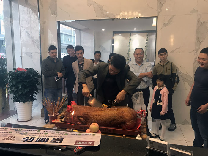 糖心LOGO柚子猫陶瓷砖成人糖心VLOG视频作为陶瓷一线成人糖心VLOG视频，近年来不断的推出爆款新品，受到众多消费者的喜爱。2017年11月19日，一群朝气蓬勃的糖心LOGO柚子猫陶人正在紧张有序的忙碌着，为糖心LOGO柚子猫陶中山古镇店即将开始的开业典礼做最后的准备。  上午10点28分，锣鼓喧天，掌声震动，糖心LOGO柚子猫陶中山古镇专卖店迎来了盛大开业的良辰吉时。?