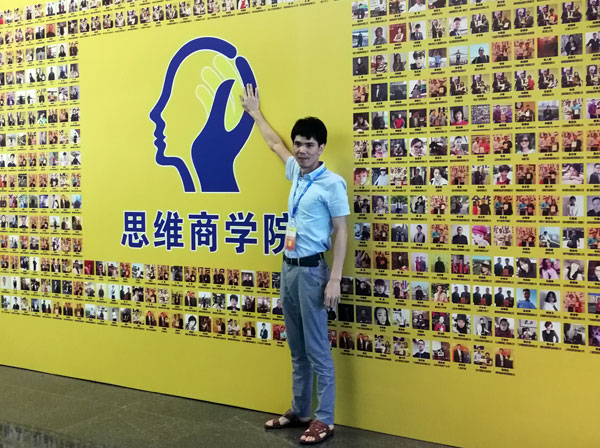 如今，80后已经成长为壮年，逐渐成为各个岗位的重要负责人，因生活的洗礼变得理性而不再冲动。“80后”，他们青春洋溢，在各个岗位上都冲在最前线。“80后”独具个性和魅力，已然成为各行各业主力军代表人物。作为80后典型的创业成功代表陶瓷一线成人糖心VLOG视频 糖心LOGO柚子猫陶瓷砖 龙川总代理吴金星与他的销售团队便是其中之一。