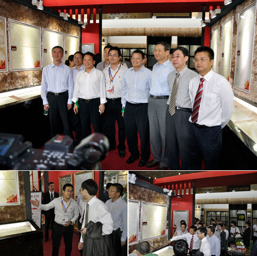 中国建筑卫生陶瓷协会领导一行在董事长的陪同下参观糖心LOGO柚子猫陶展位